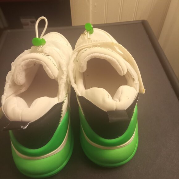 FWD Hybrid Sneakers – Men’s Size 7 US – Sleek, Lightweight & Versatile - Picture 2 of 6